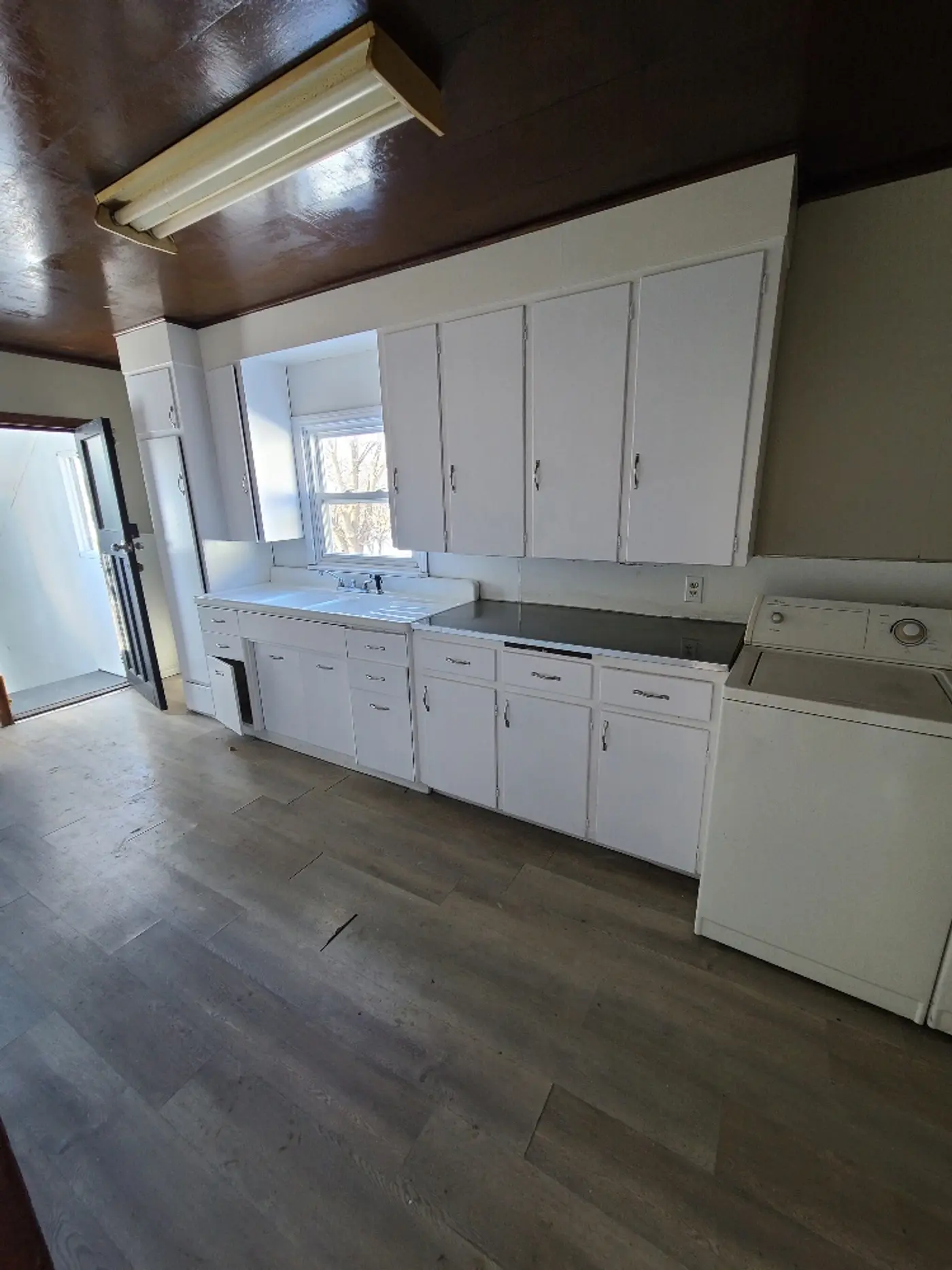 1139 Langlois – Upper — photo 1