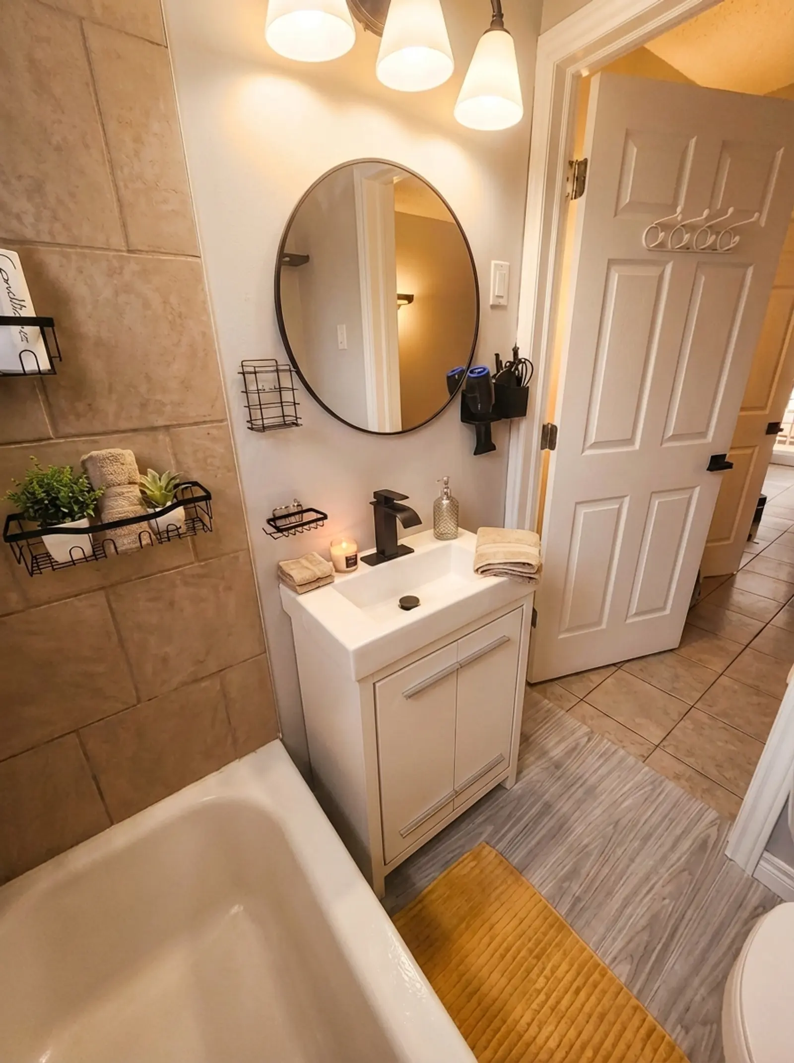 Short-term rental, daily and weekly rates at 3674 King